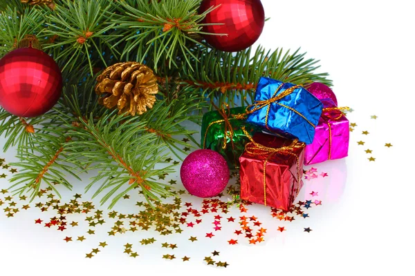 Hediye, oyuncak ve üzerinde beyaz izole koniler ile yeşil Noel ağacı Telifsiz Stok Fotoğraflar