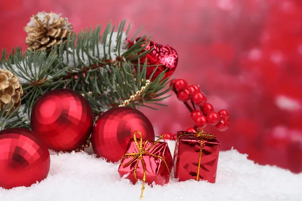 Kerstboom voor bal en groen in de sneeuw op rood Rechtenvrije Stockfoto's