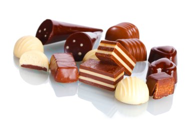 birçok farklı çikolata şeker üzerine beyaz izole