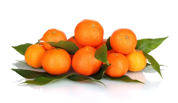 Rijp smakelijke mandarijnen met bladeren geïsoleerd op wit — Stockfoto