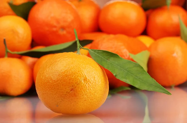Mandarines mûres savoureuses avec feuilles gros plan — Photo