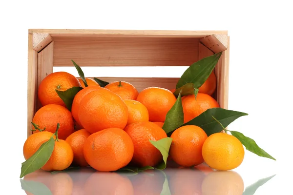Megérett finom Tangerine levelekkel, fadobozban esett elszigetelt fehér — Stock Fotó