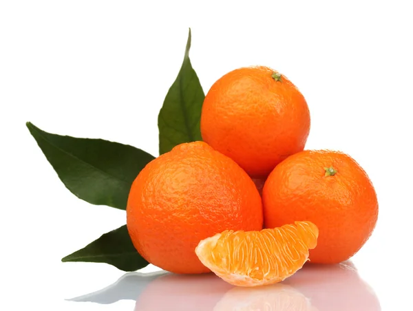 Mandarinas sabrosas maduras con hojas y segmentos aislados en blanco —  Fotos de Stock