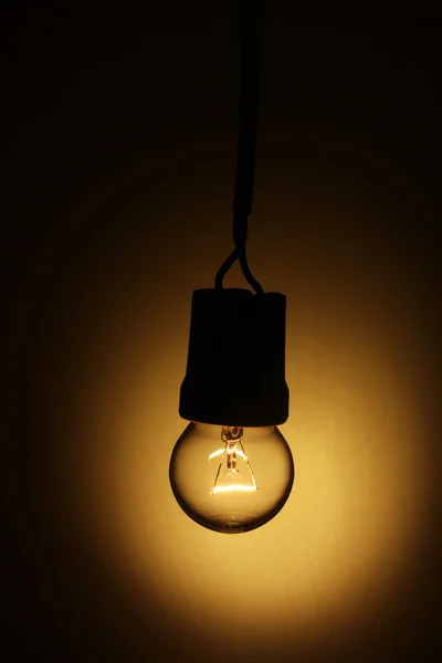 黄色の背景に点灯している電球 — ストック写真