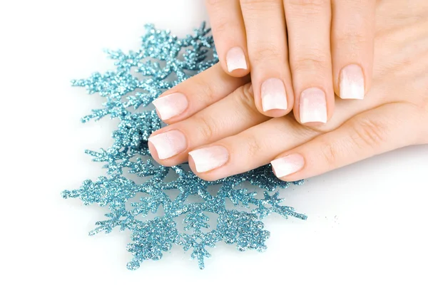 Mains avec un beau design d'hiver et flocons de neige isolés sur blanc — Photo