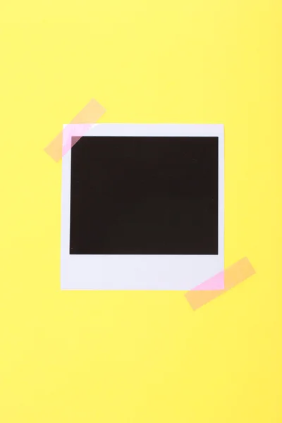 Фотопапір, склеєний на жовтому папері ізольований на білому — стокове фото