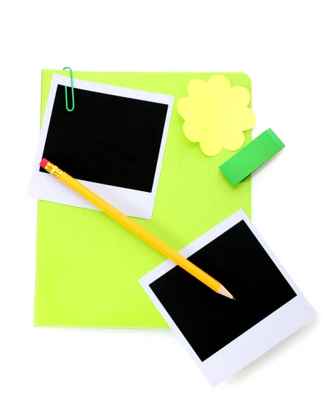 Foto papíry a zelené notebook izolované na bílém — Stock fotografie