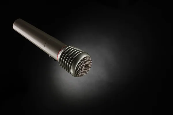 Glanzend grijs ijzer microfoon op zwarte achtergrond — Stockfoto