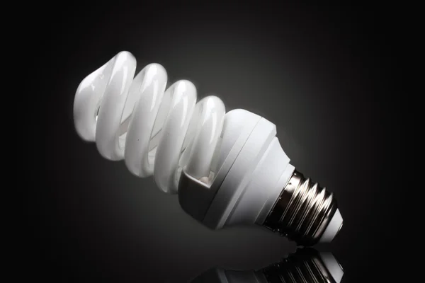 Lámpara de ahorro de energía sobre fondo negro —  Fotos de Stock