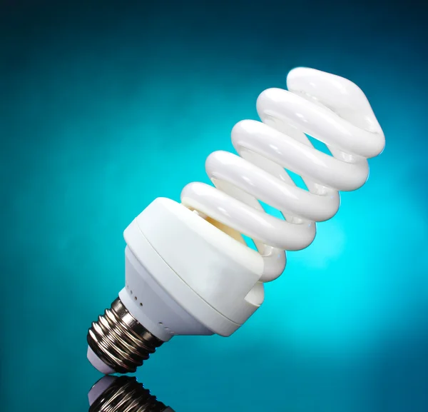 Energisparande lampa på blå bakgrund — Stockfoto