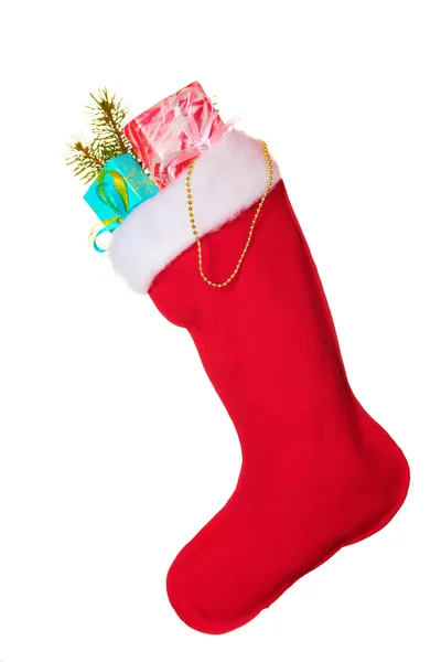 Karácsonyi zokni elszigetelt fehér ajándékokkal — Stock Fotó