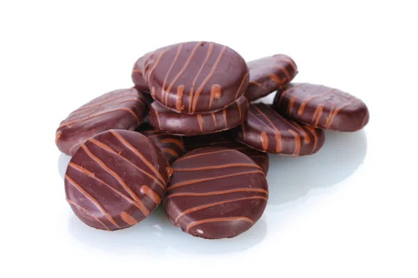 Шоколадные печенья изолированы на белом — стоковое фото