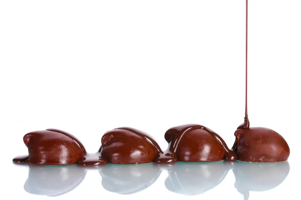 Biskuit coklatnya menuangkan coklat yang terisolasi di atas putih — Stok Foto