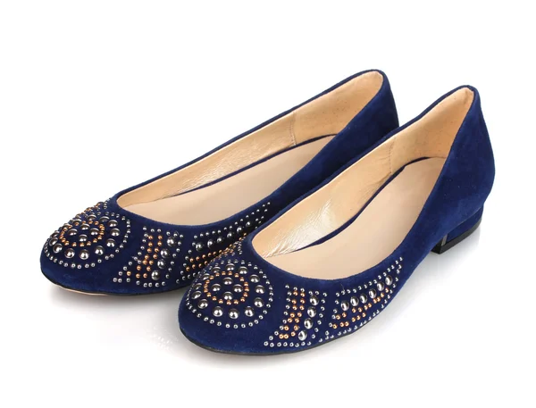 Elegantes zapatos planos azules para mujer en piedras aisladas en blanco —  Fotos de Stock