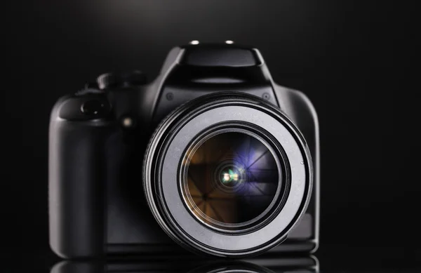 Черная фотокамера на черном фоне — стоковое фото