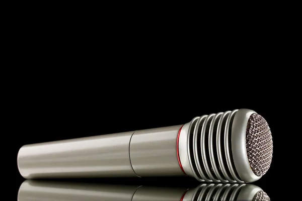 Fényes szürke vas mikrofon-fekete háttér — Stock Fotó