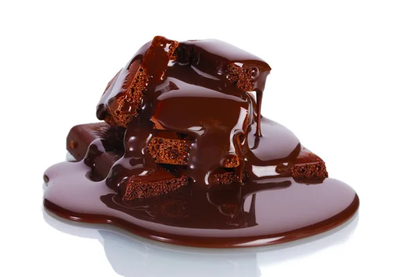 Rebanadas de leche y chocolate negro barra vierte chocolate aislado en blanco —  Fotos de Stock