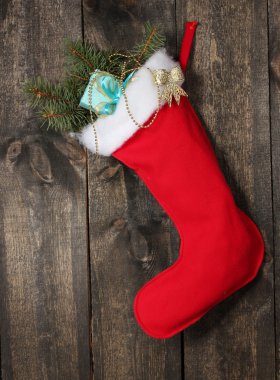 Noel çorabı ve tahta arka planda hediyeler