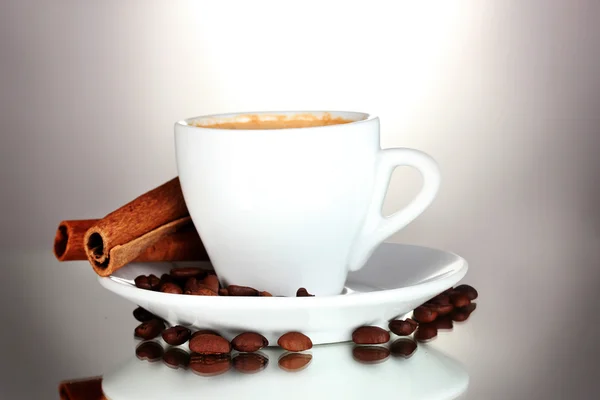 Taza de café, canela y granos de café aislados en blanco —  Fotos de Stock