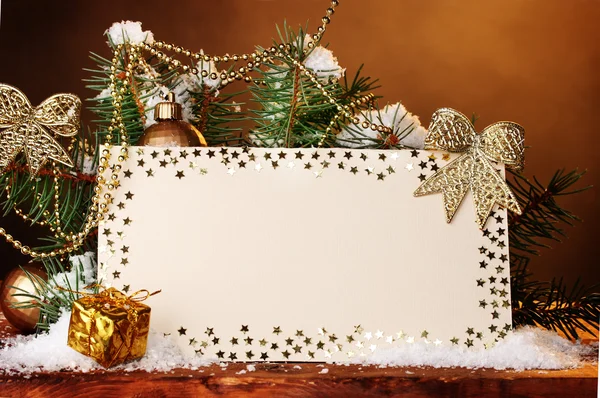 Boş kartpostal, Noel topları ve köknar ağacı ahşap tablo üzerinde kahverengi backg — Stok fotoğraf