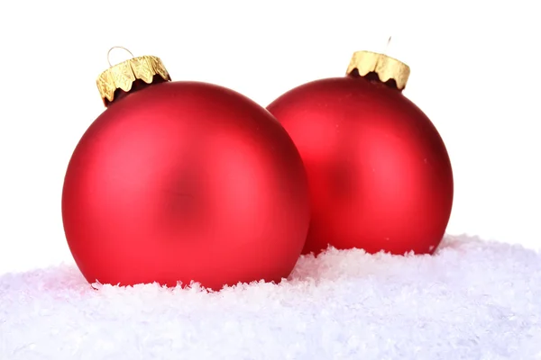 Bella palla di Natale rosso nella neve isolato su bianco — Foto Stock