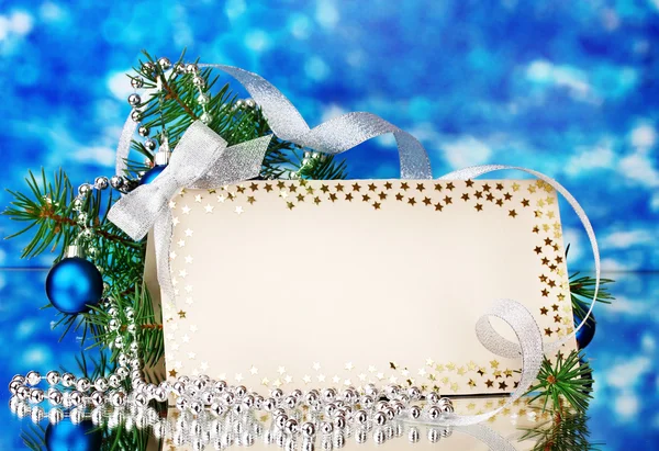 Postal en blanco, bolas de Navidad y abeto sobre fondo azul —  Fotos de Stock