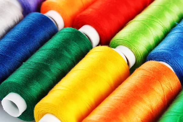 Bobinas multicolores de primer plano de hilo — Foto de Stock