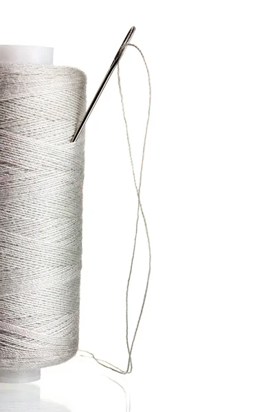 Vit spolen med nål isolerad på vit — Stockfoto