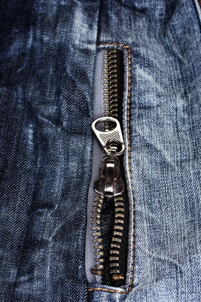 Dragkedja på mörka jeans närbild — Stockfoto