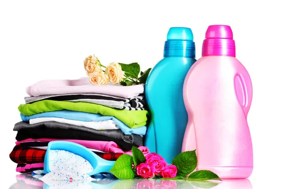Detergente con detersivo in polvere e mucchio di vestiti colorati isolati su whit — Foto Stock