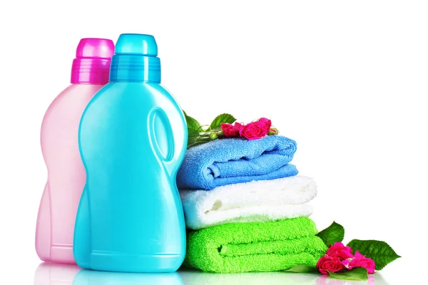 Detergente y toallas aislados en blanco — Foto de Stock