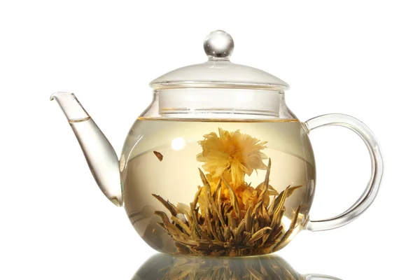Εξωτικά πράσινο τσάι με λουλούδια σε γυαλί τσαγιέρα που απομονώνονται σε λευκό — Φωτογραφία Αρχείου