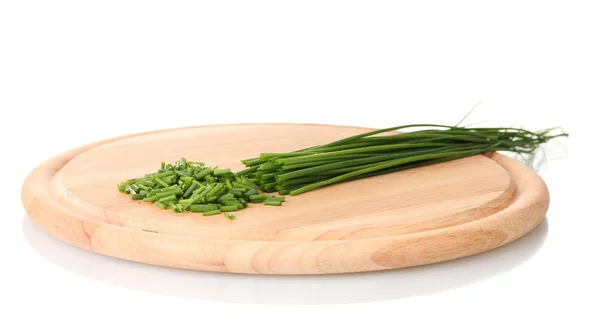 Krásné zelené cibule pažitka na dřevěné desce izolovaných na bílém — Stock fotografie