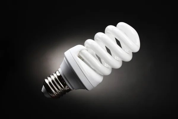 Lámpara de ahorro de energía sobre fondo negro — Foto de Stock