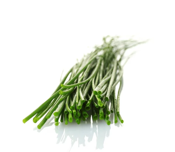 美丽的绿色洋葱韭菜隔绝在白色 — 图库照片