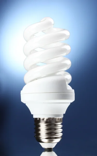 Energooszczędne lampy na niebieskim tle — Zdjęcie stockowe
