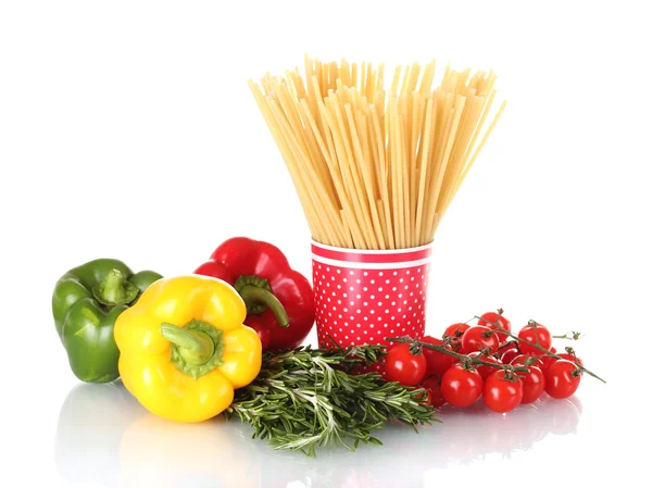 Спагетти в красной чашке, паприка, помидоры вишня и розмарин изолированы по whi — стоковое фото