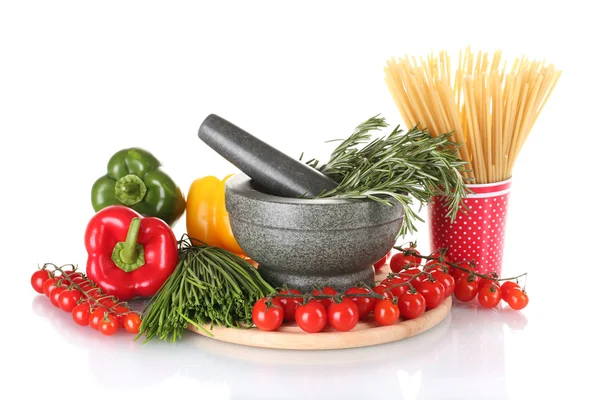 Spaghetti in cup, rozemarijn in mortel en groenten op houten plank isolat — Stockfoto