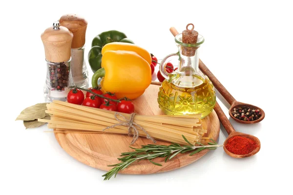 Spaghetti, Ölkrug, Gewürze und Gemüse auf Holzbrett isoliert auf wh — Stockfoto