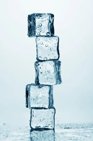 Таяние кубиков льда, изолированных на белом — стоковое фото
