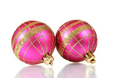 güzel pembe Noel topları üzerinde beyaz izole