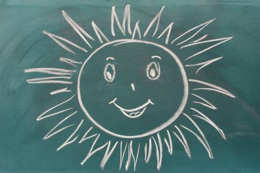 Blackboard ile gülümseyen güneş portre çizimi