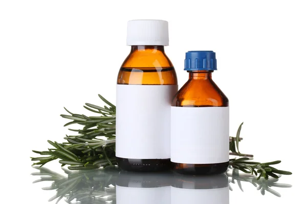 Medizinische Flaschen und frischer grüner Rosmarin isoliert auf weiß — Stockfoto