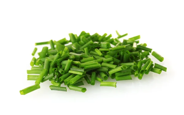 Piękna zielona cebula szczypiorek na białym tle — Zdjęcie stockowe