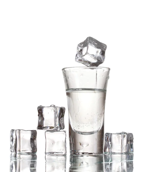 Verre de vodka avec glace isolée sur blanc — Photo