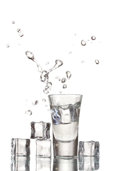 Üveg vodka és a jég elszigetelt fehér — Stock Fotó