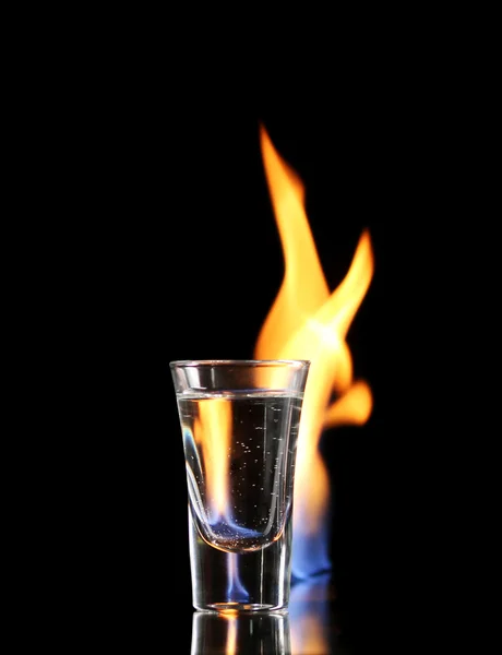 Flammender Wodka auf schwarzem Hintergrund — Stockfoto