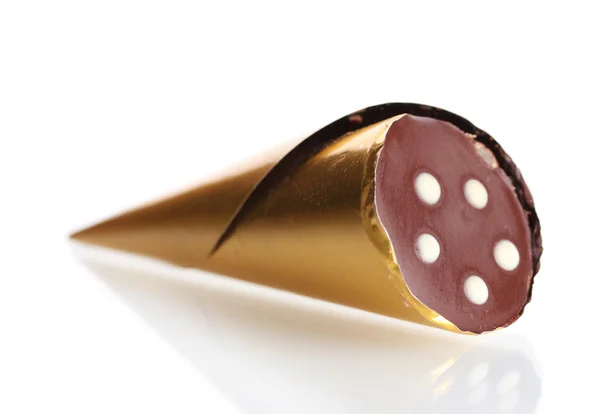 Шоколадні цукерки у формі рогу в золотій упаковці ізольовані на білому — стокове фото