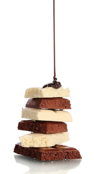 Scheiben Milch und weiße Schokolade Riegel gegossen Schokolade isoliert auf weiß — Stockfoto