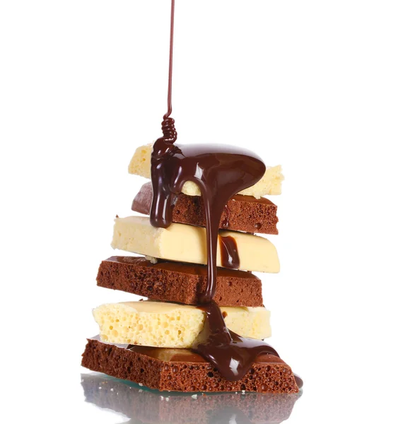 Segmenten van melk en witte chocolade bar gegoten chocolade op wit wordt geïsoleerd — Stockfoto